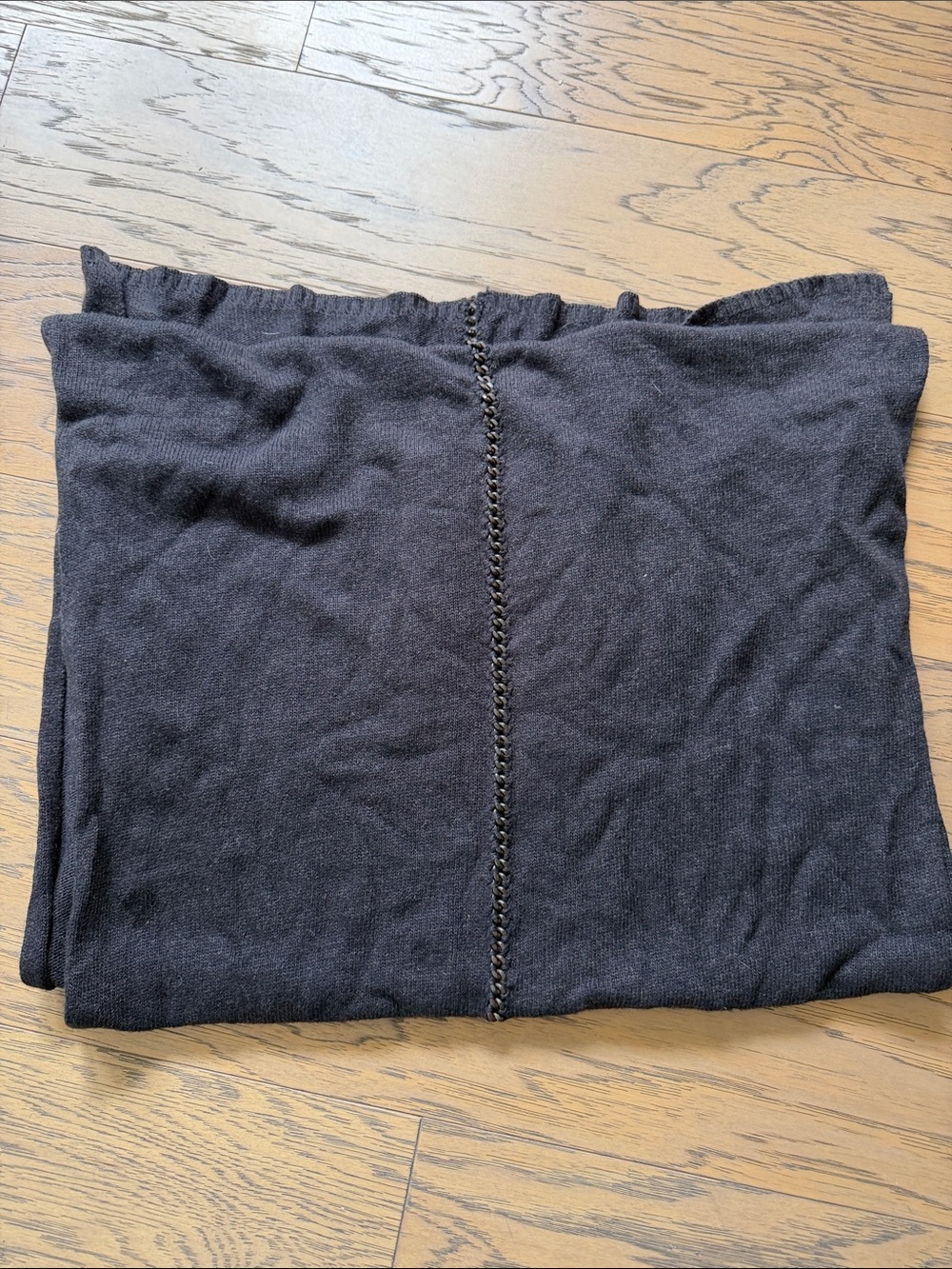 Knit scarf with chain detail.